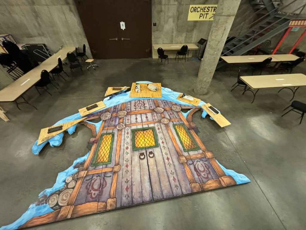 Flat in the shape of a store with doors